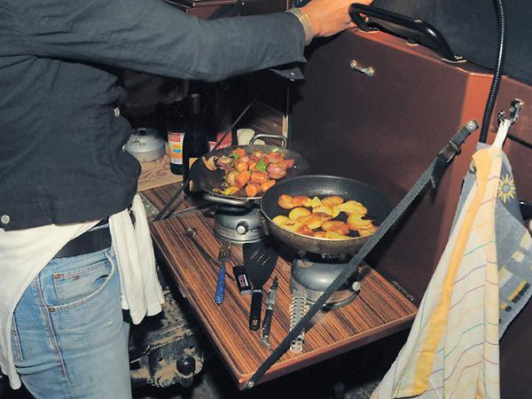 Hecktür-Küchenboard, Pulverbeschichtet, ohne/mit Zebrano-Holzplatte